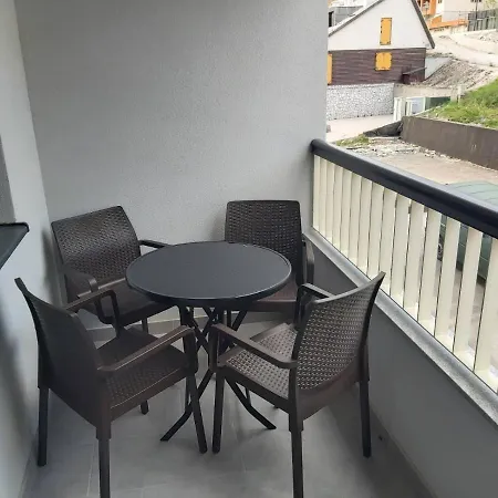 Whitehouse Apartment